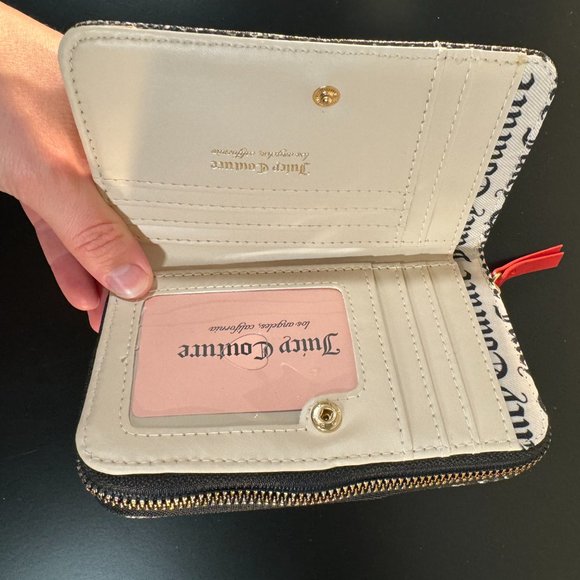 Juicy Couture Status Black Beige Love Never Dies Multi-compartment Bifold - NWT - Picture 3 of 6